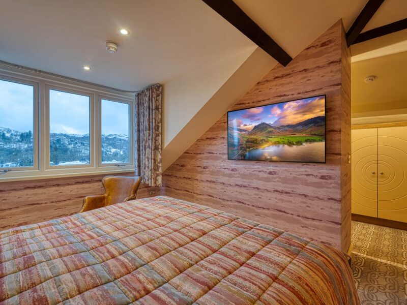 Star Gazer West Room bed and wallmounted tv