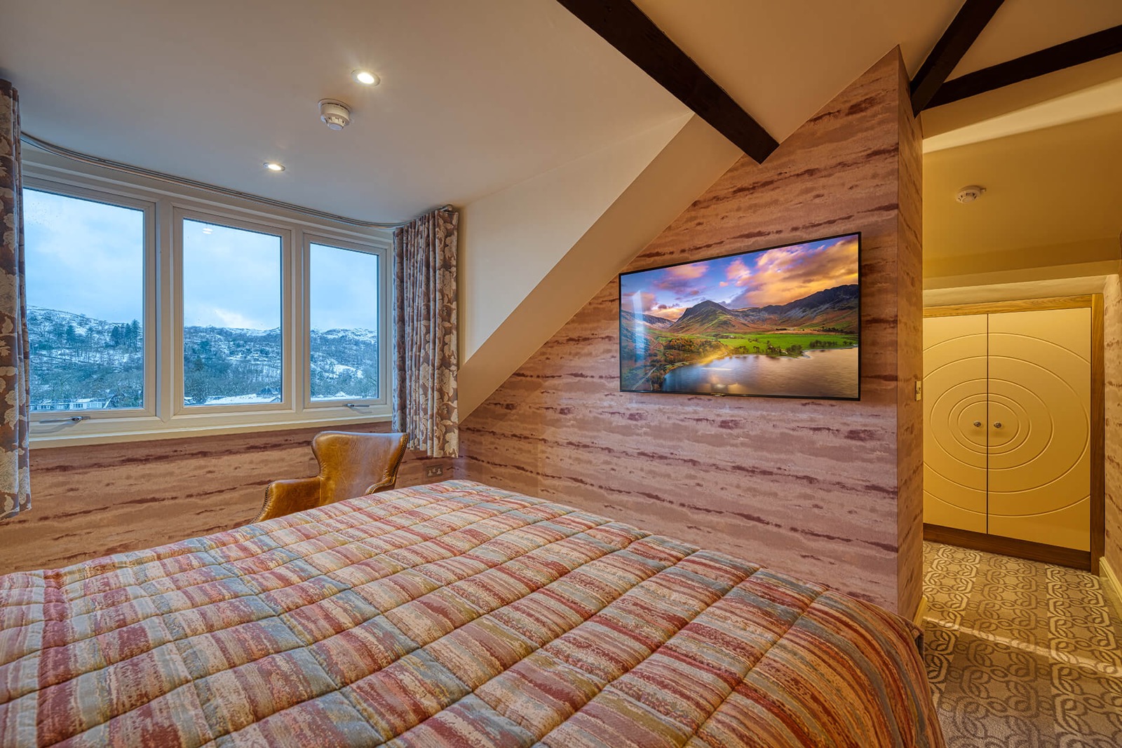 Star Gazer West Room bed and wallmounted tv